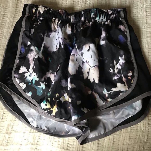 Nike shorts - Picture 1 of 3